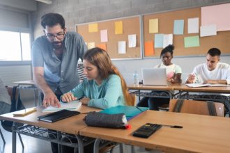 profesor y estudiante
